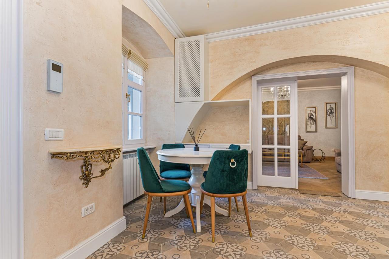 Krone Apartment Braşov Buitenkant foto